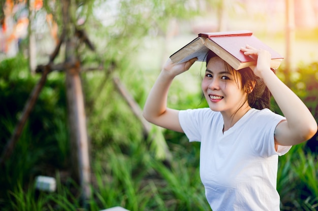 Jovem feliz lendo o livro na natureza