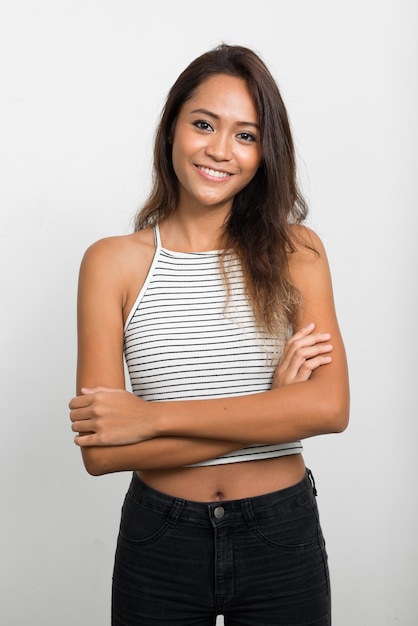 Jovem feliz linda asiática com cabelo castanho