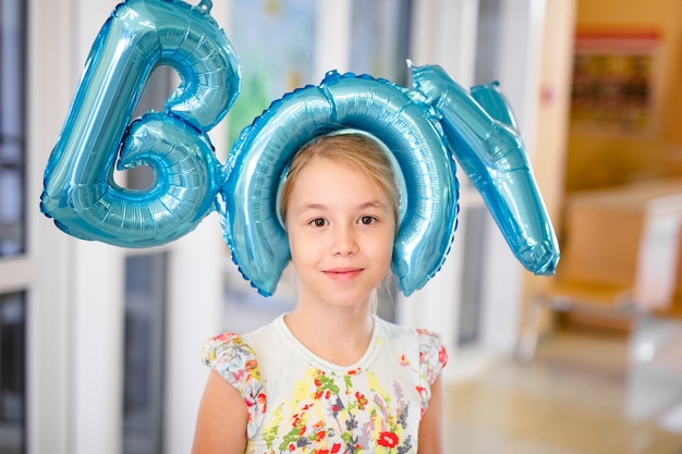 Jovem, feliz, loiro, menina, com, balões, sorrindo, cima