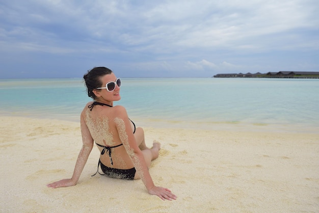 jovem feliz nas férias de verão na bela praia tropical divirta-se, aproveite e relaxe