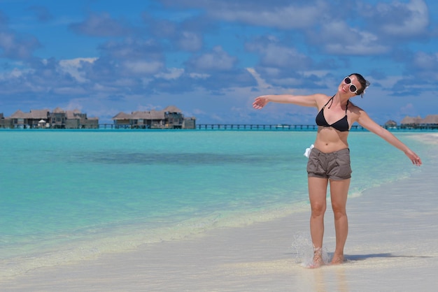 jovem feliz nas férias de verão na bela praia tropical divirta-se, aproveite e relaxe