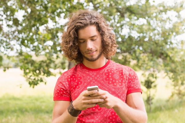 Jovem feliz no telefone