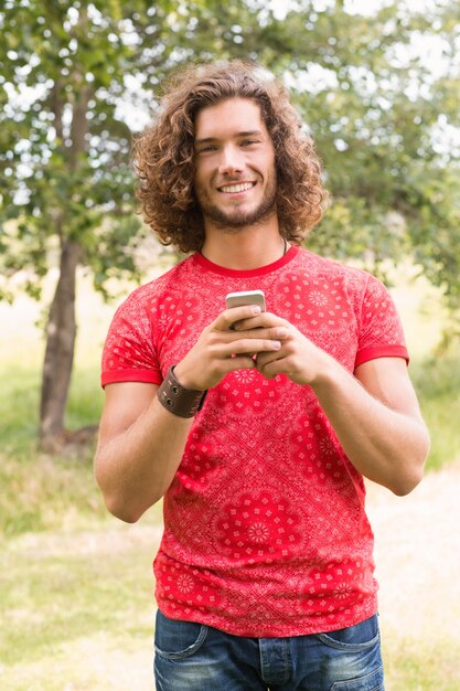 Jovem feliz no telefone