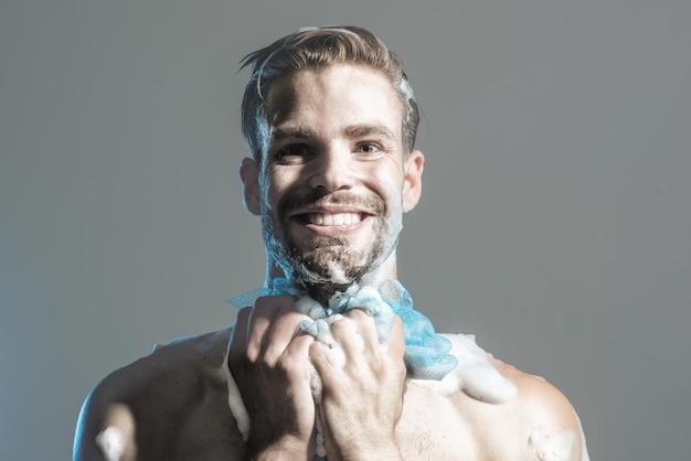 Jovem feliz nua tomando banho no banheiro homem lavando o corpo jovem tomando banho