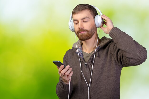 Jovem feliz ouvindo música com fones de ouvido