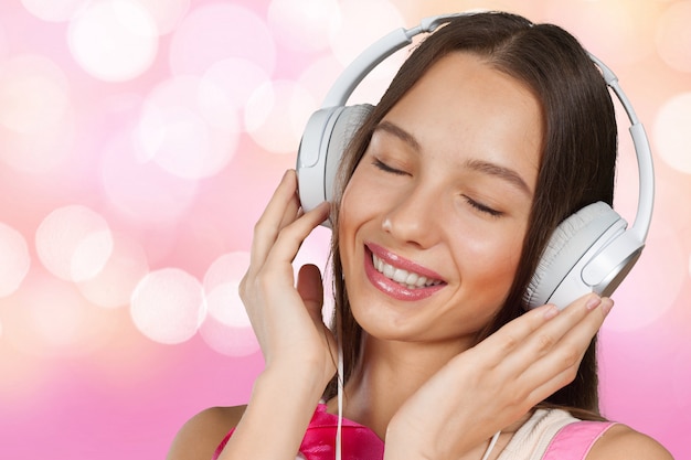 Jovem feliz ouvindo música com fones de ouvido