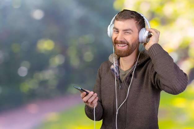 Jovem feliz ouvindo música com fones de ouvido