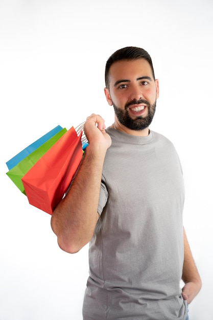 Jovem feliz segurando algumas sacolas coloridas conceito compras na sexta-feira negra vendas natal