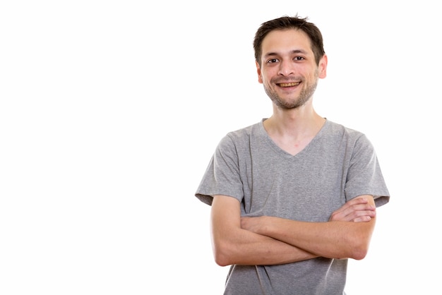 jovem feliz sorrindo com os braços cruzados