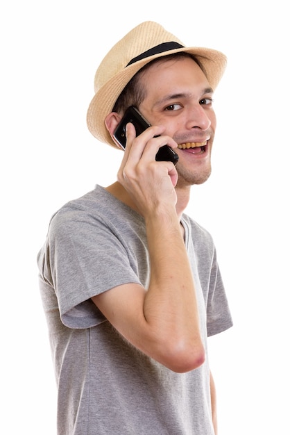 jovem feliz sorrindo enquanto fala no celular