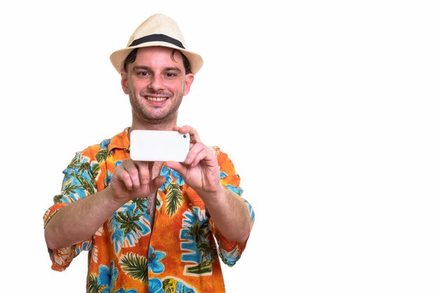 Foto jovem feliz sorrindo enquanto tira uma foto com o celular