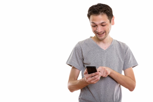 jovem feliz sorrindo enquanto usa o telefone celular