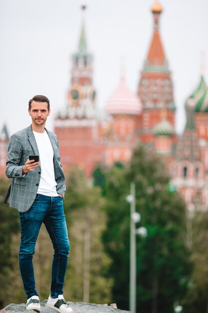 Jovem feliz urbano em uma cidade europeia