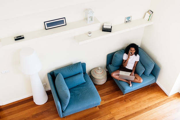 Jovem feliz usando dispositivos em casa