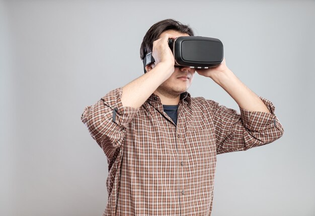 Jovem feliz usando fone de ouvido de realidade virtual