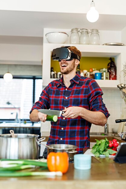 Foto jovem feliz usando óculos vr cozinhando na cozinha