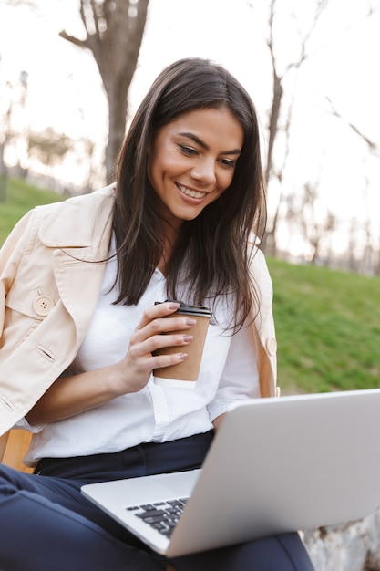 Jovem feliz usando um laptop