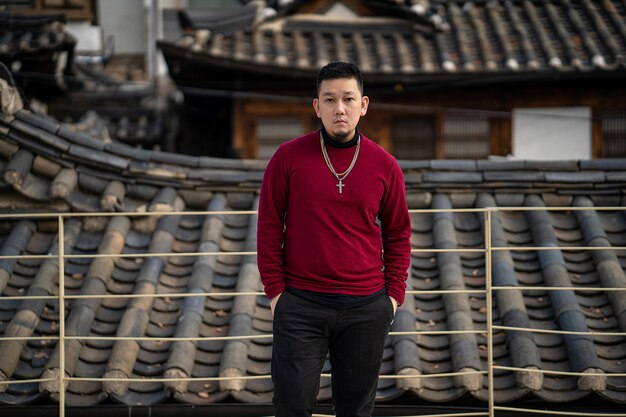 Foto jovem feliz viajando pela coreia