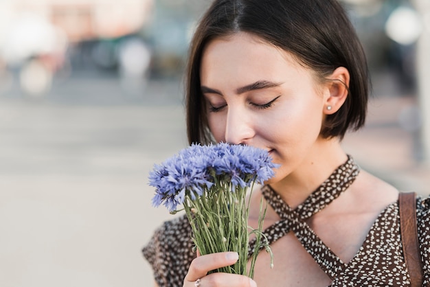 Foto jovem, femininas, cheirando, flores