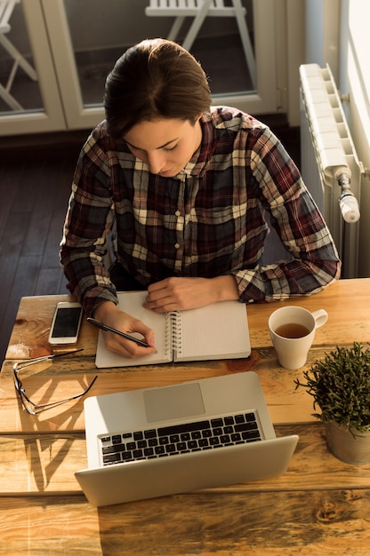 Jovem, femininas, empreendedor, trabalhando