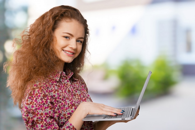 Jovem, femininas, trabalhando, laptop