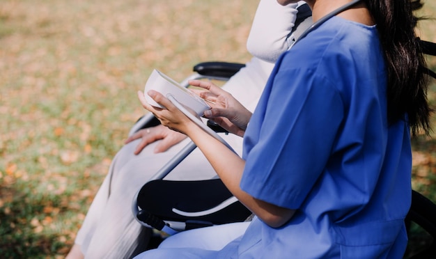 Jovem fisioterapeuta asiática trabalhando com mulher sênior andando com um andador