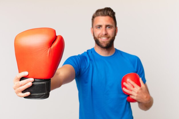 Jovem fitness com luvas de boxe