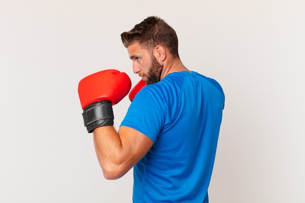 Jovem fitness com luvas de boxe