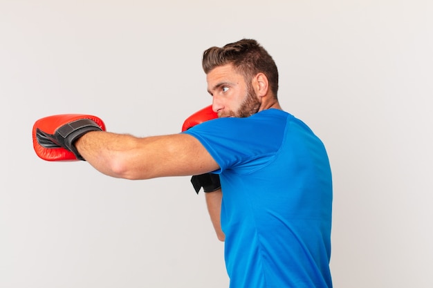 Foto jovem fitness com luvas de boxe