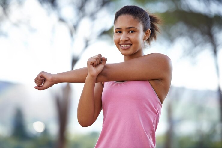 Foto jovem fitness e alongamento para exercício retrato de treino ao ar livre com aquecimento e sorriso no parque bem-estar saudável e corredor adolescente ativo e esportes com corrida e treinamento na natureza