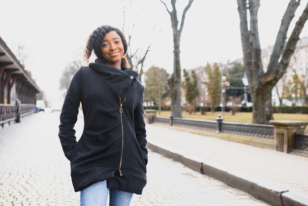 jovem fofa feliz sorridente mulher afro-americana com penteado afro.