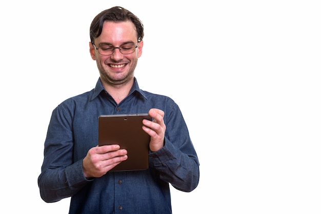 Foto jovem formal feliz sorrindo enquanto usa a digita