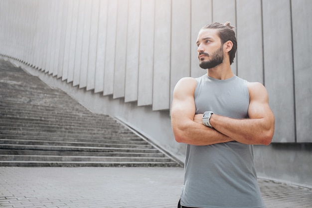 Jovem forte e bem construído em pé e posando