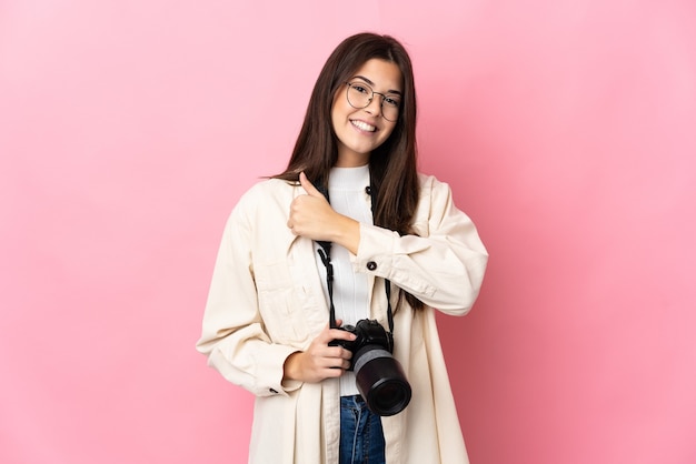 Jovem fotógrafa brasileira isolada fazendo sinal de positivo