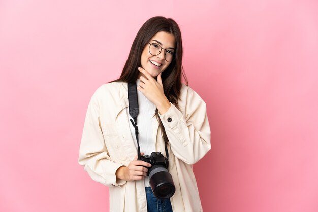 Jovem fotógrafa brasileira isolada feliz e sorridente