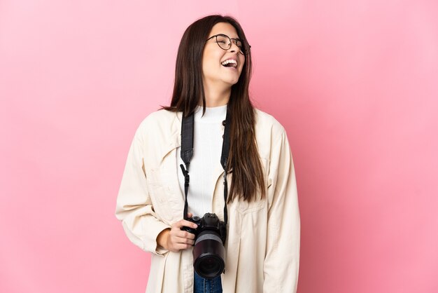 Jovem fotógrafa brasileira isolada na risada rosa