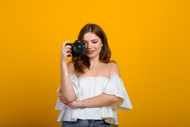 Jovem fotógrafa com câmera isolada