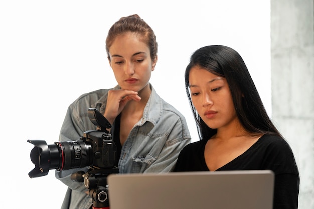 Jovem fotógrafa de produtos em seu estúdio