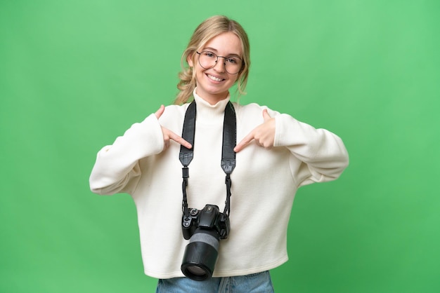 Jovem fotógrafa inglesa sobre fundo isolado orgulhoso e satisfeito