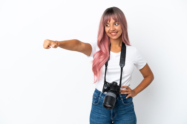 Jovem fotógrafa mulher de raça mista com cabelo rosa isolado no fundo branco fazendo gesto de polegar para cima