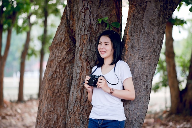 Jovem fotógrafa no parque