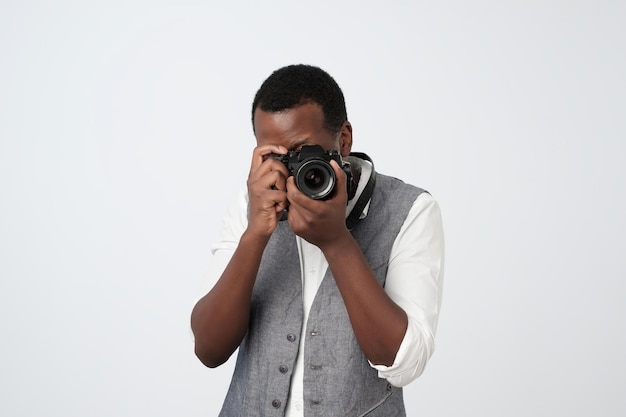 Jovem fotógrafo africano no trabalho no estúdio