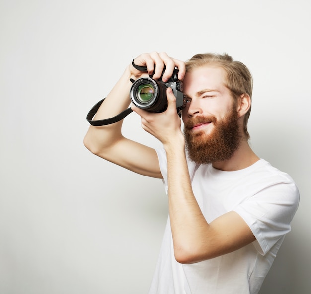 Jovem fotógrafo barbudo