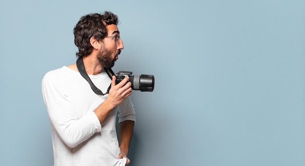 Jovem fotógrafo de barba maluco