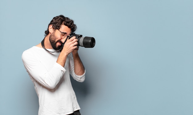 Jovem fotógrafo de barba maluco