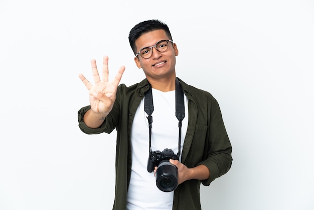 Jovem fotógrafo equatoriano isolado em uma parede branca feliz e contando quatro com os dedos