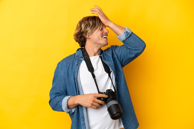 Jovem fotógrafo sobre fundo isolado