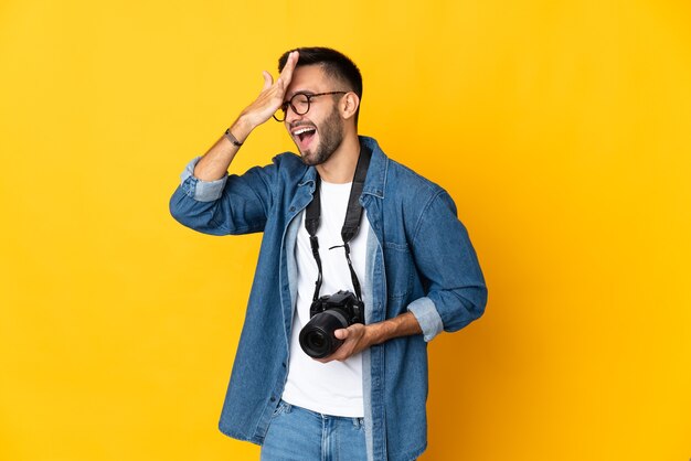 Jovem fotógrafo sobre fundo isolado