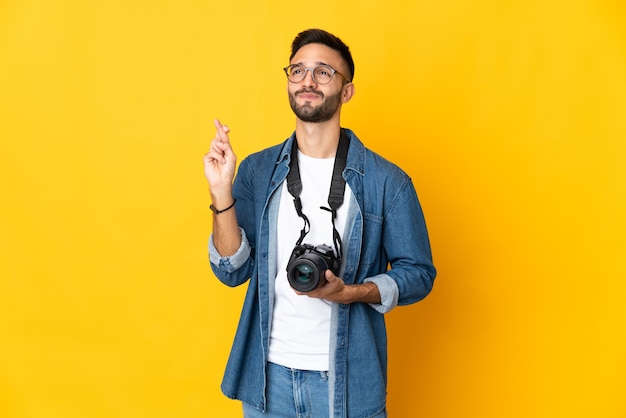 Jovem fotógrafo sobre fundo isolado