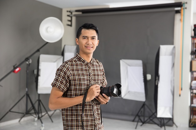 Foto jovem, fotógrafo, sorrindo